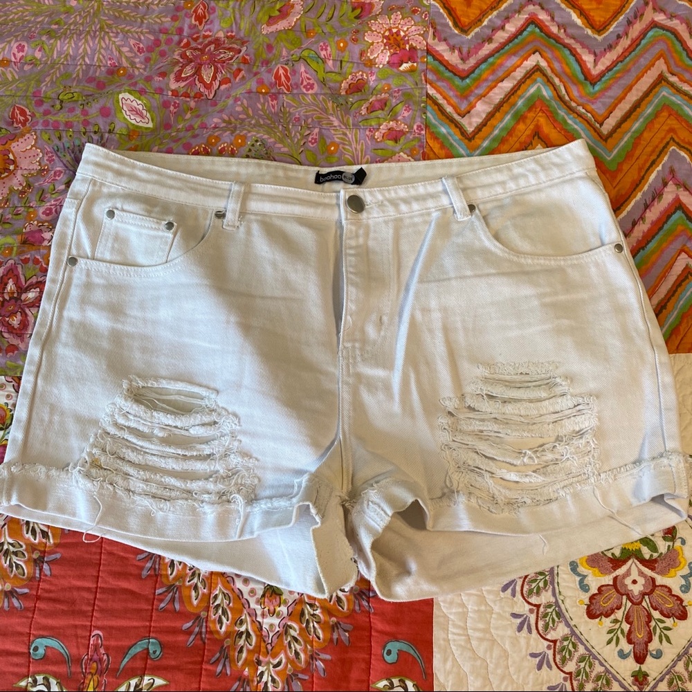 boohoo Distressed White Short 16